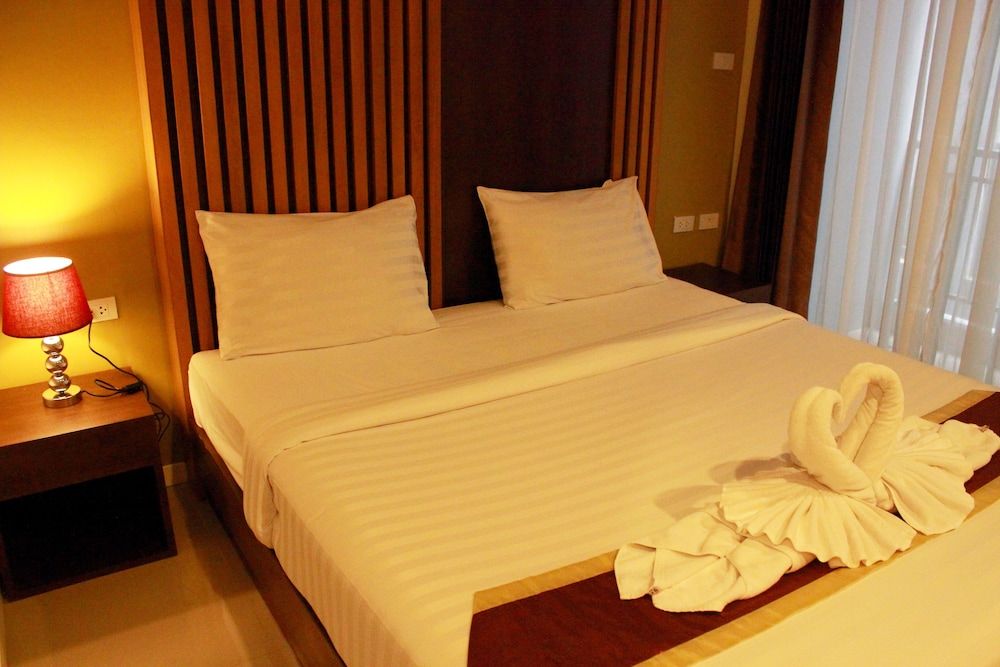 Tropical Sunset Hotel Patong Superior King Room 2