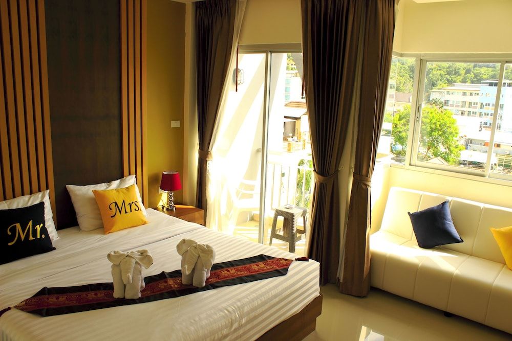 Tropical Sunset Hotel Patong Deluxe King Room with Balcony 2