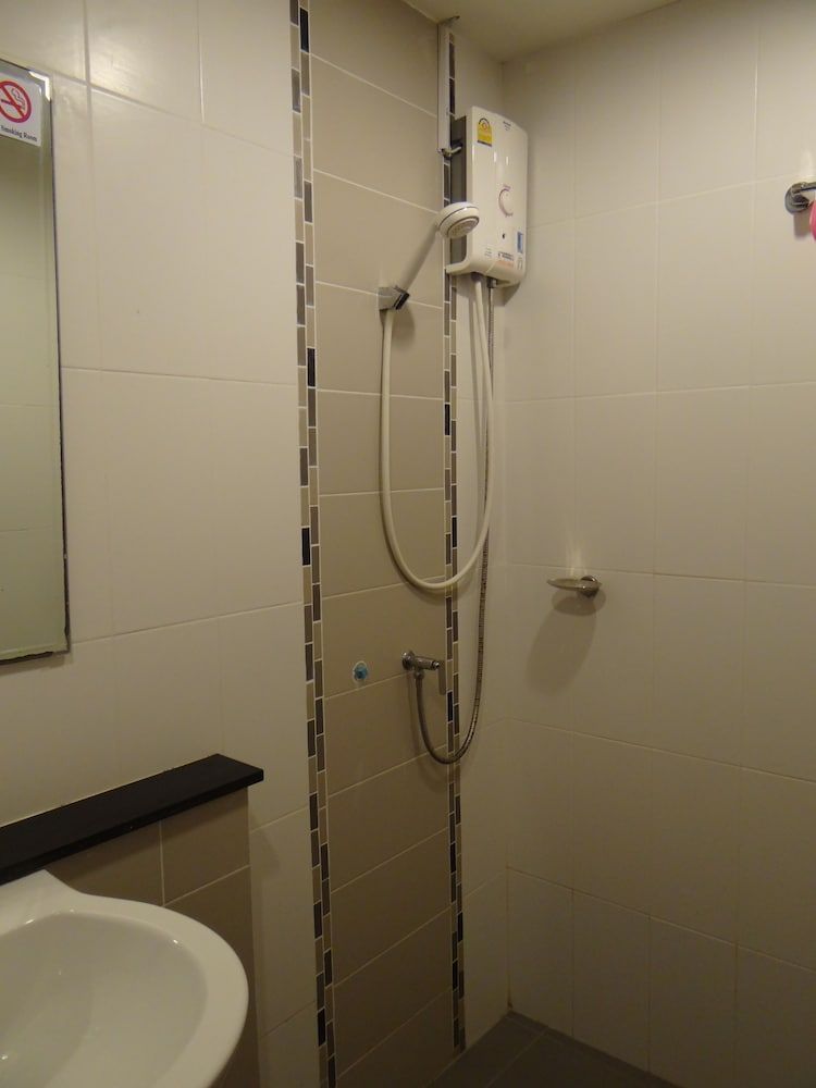 Tropical Sunset Hotel Patong Budget Double Room - No Window 4