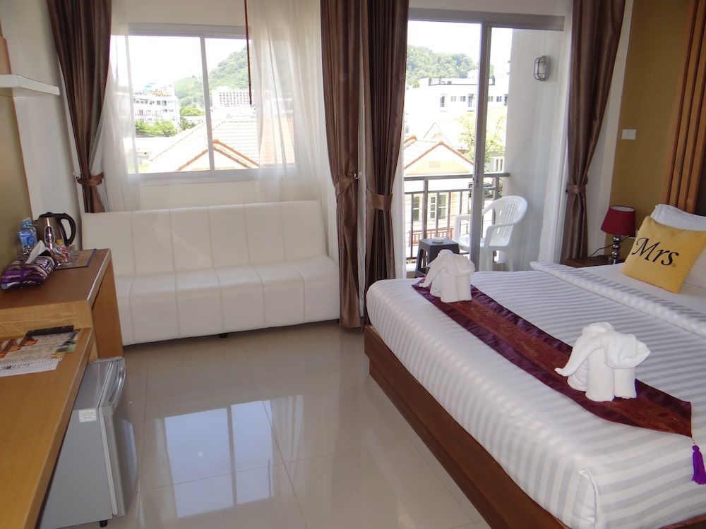 Tropical Sunset Hotel Patong Deluxe King Room with Balcony 7
