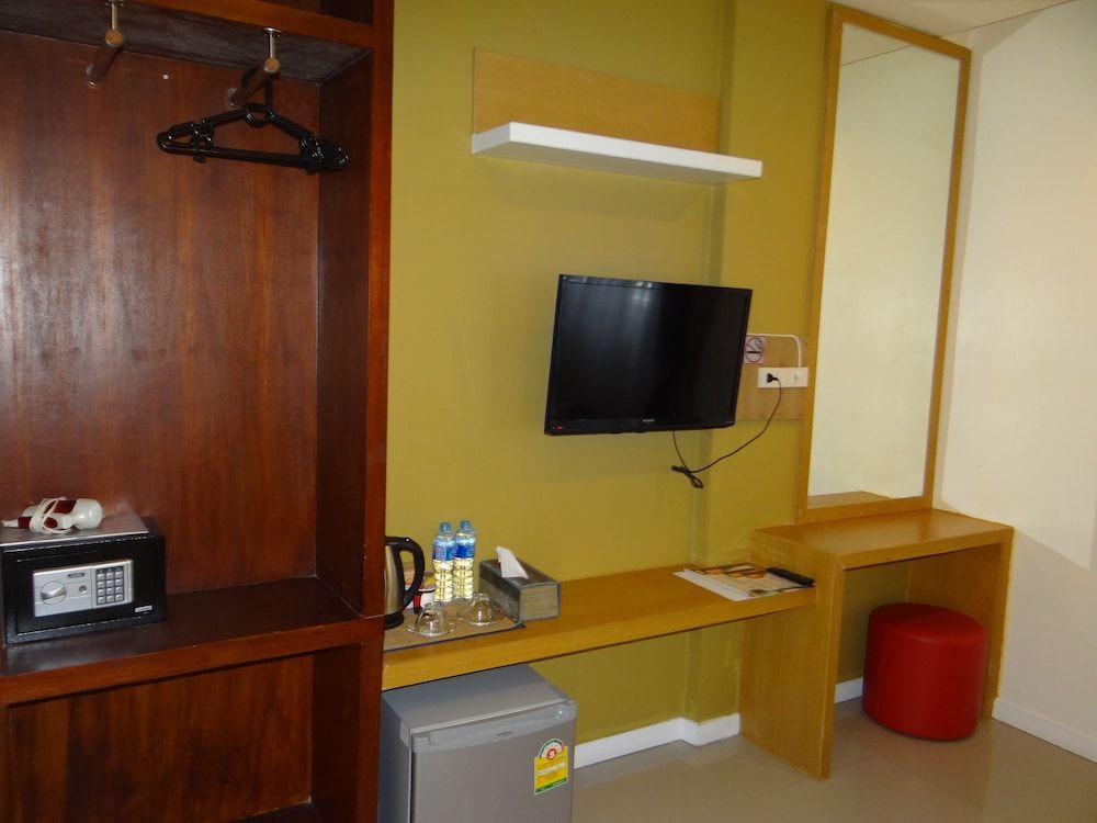 Tropical Sunset Hotel Patong Budget Double Room - No Window 5