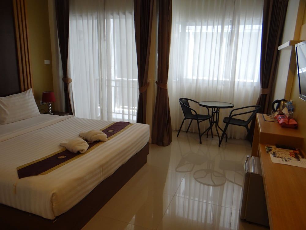 Tropical Sunset Hotel Patong Superior King Room 3
