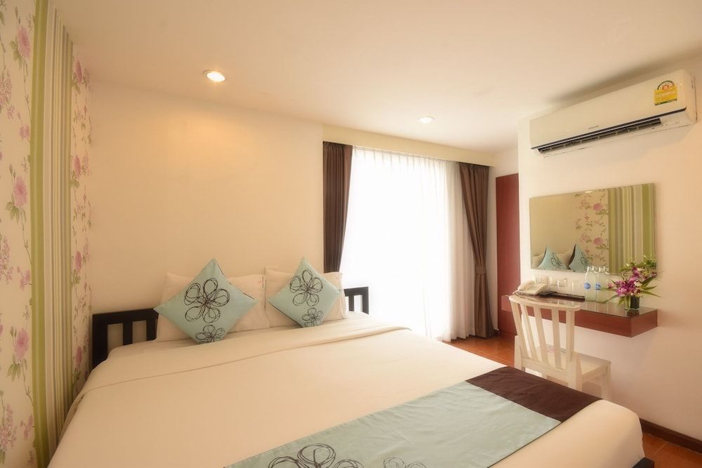 Blissotel Ratchada Standard Room 8