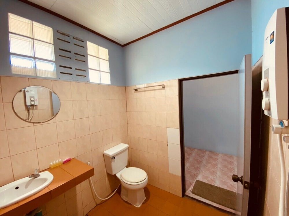 Phupha Bungalow Standard Bungalow Triple room 9