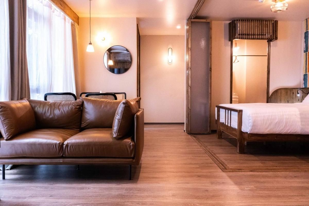 undefined Tints of Blue Hotel 4