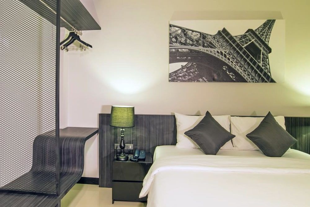 undefined The Rich Sotel 6