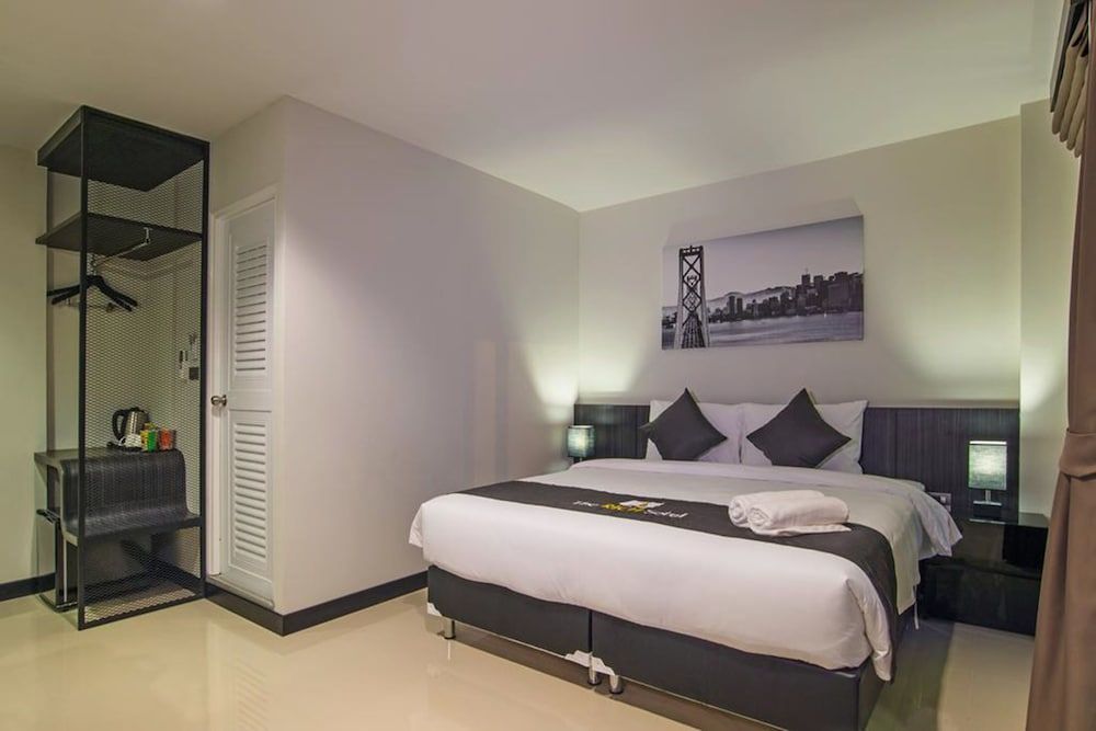 undefined The Rich Sotel 4