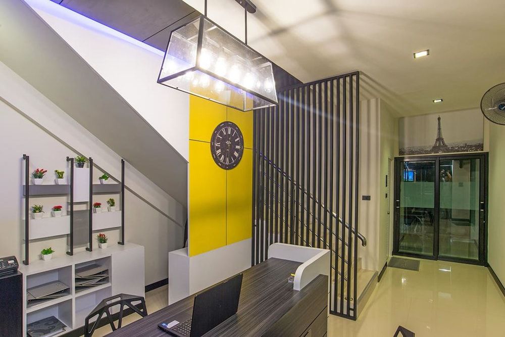 undefined The Rich Sotel 10