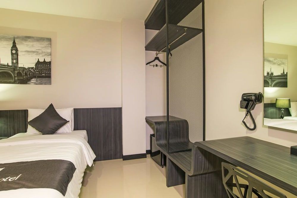 undefined The Rich Sotel 5