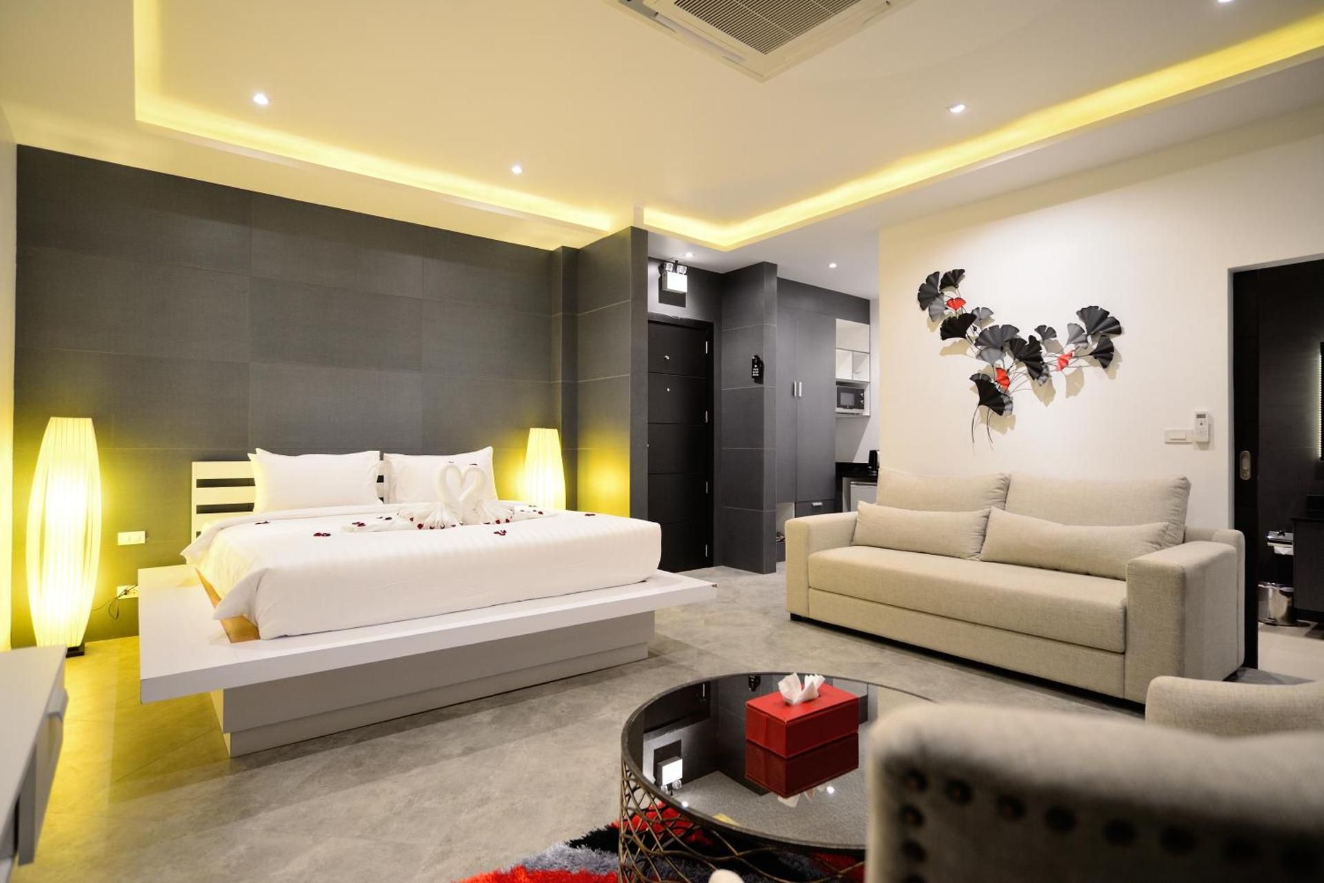 1-Bedroom Suite with Pool