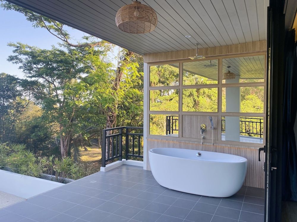 Deep Soaking Bathtub