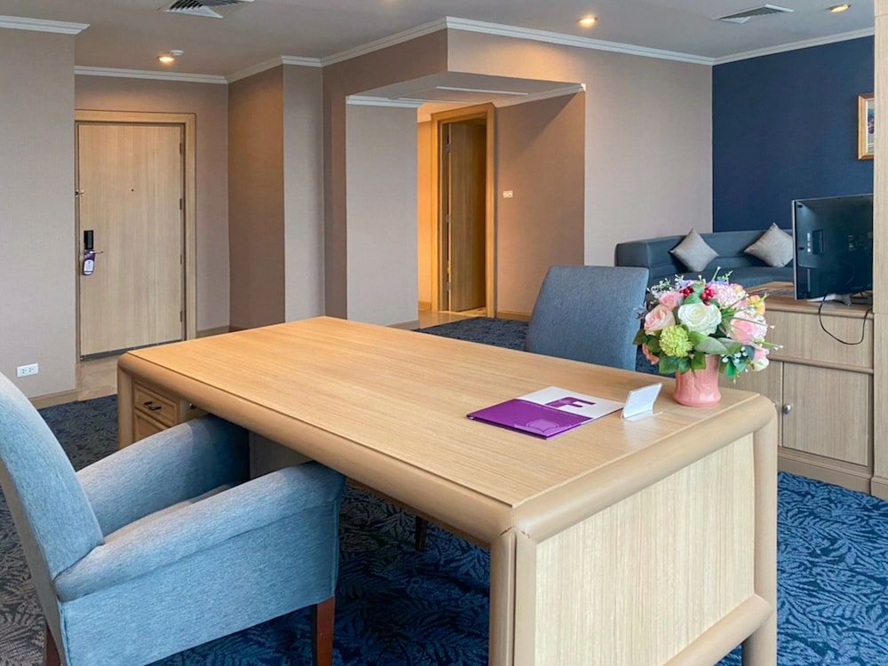 Fortune Hotel Korat Suite with City View 7