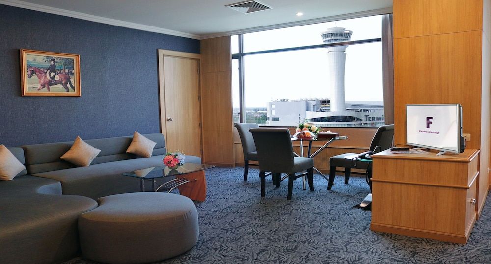 Fortune Hotel Korat Suite with City View 8