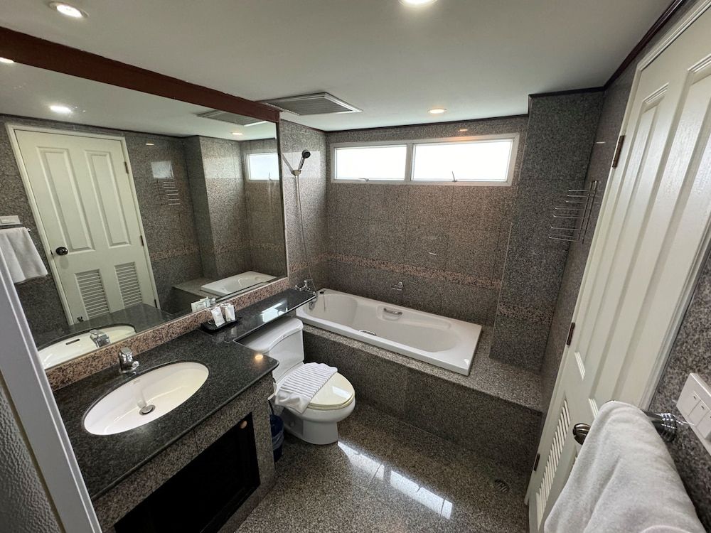 The Step Sathon Studio Suite 18