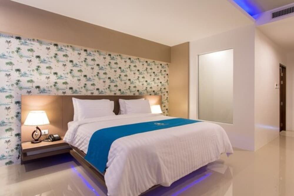 The Phu Beach Hotel Deluxe Double Room, Pool Access 6