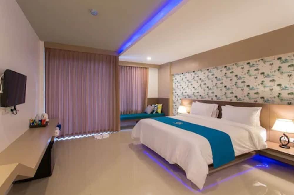 The Phu Beach Hotel Deluxe Double Room, Pool Access 7