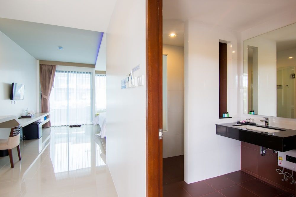 The Phu Beach Hotel Deluxe Double Room, Pool Access 8