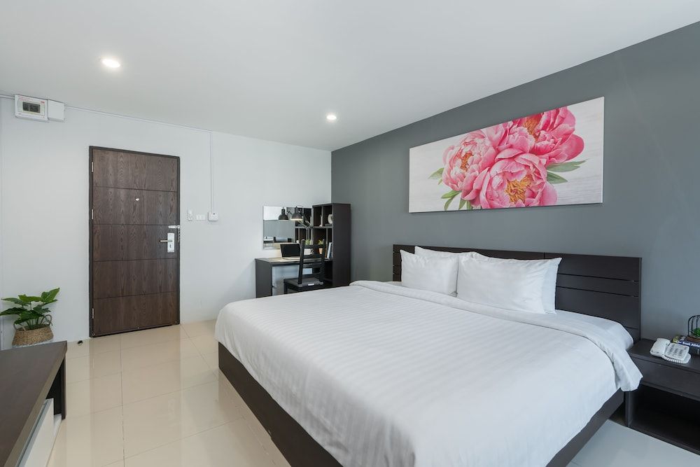 Deluxe Room, 1 King Bed, City View