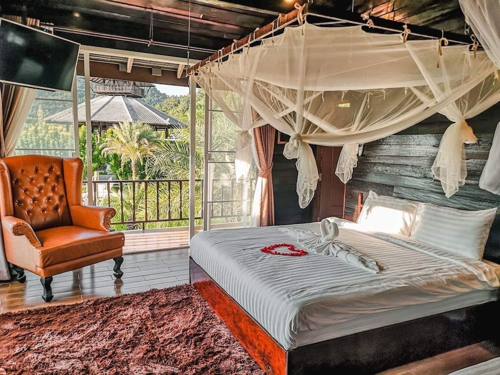Mountain View Pool Villa (Phumektawan)