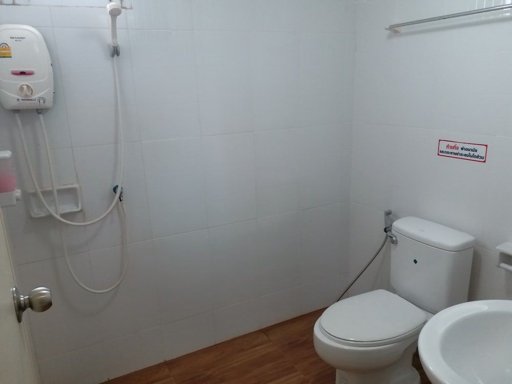 TongPrasit Place Standard Double Room 11