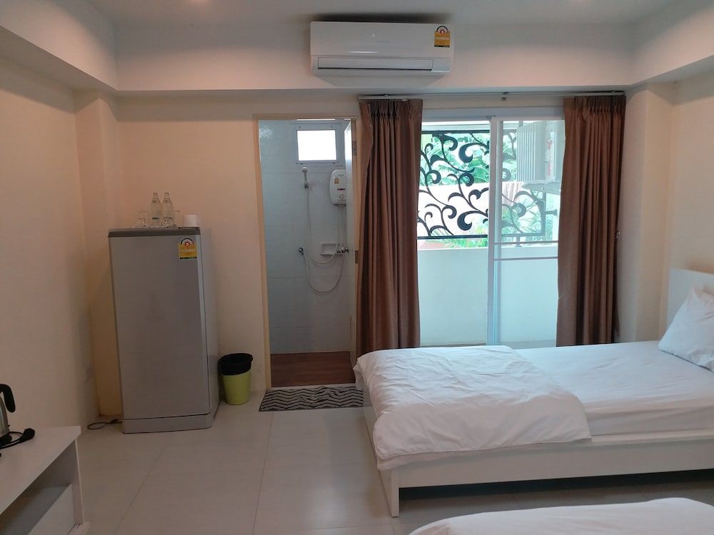TongPrasit Place Standard Twin Room 9