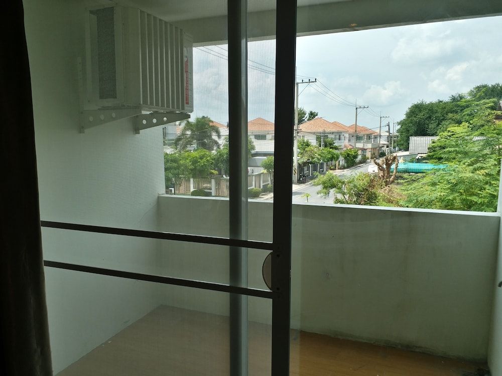 TongPrasit Place Standard Double Room 8