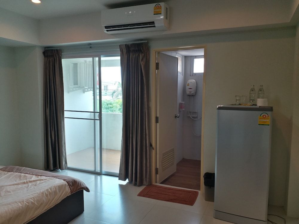 TongPrasit Place Standard Double Room 5