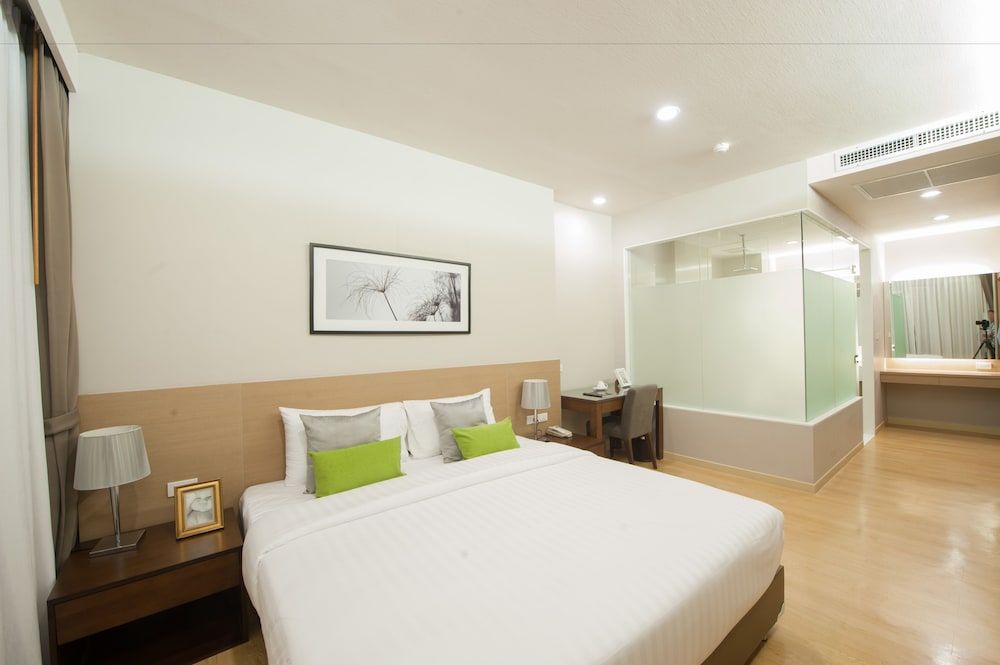 Burgundy Residence One Bedroom Suite 3