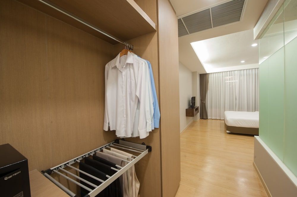 Burgundy Residence One Bedroom Suite 5