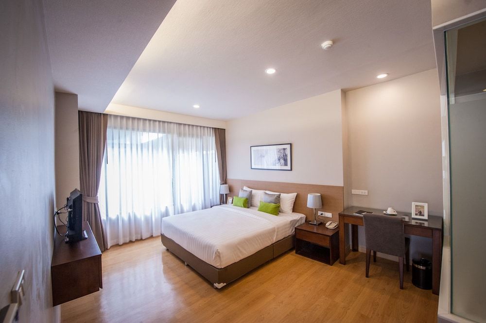 Burgundy Residence One Bedroom Suite 4