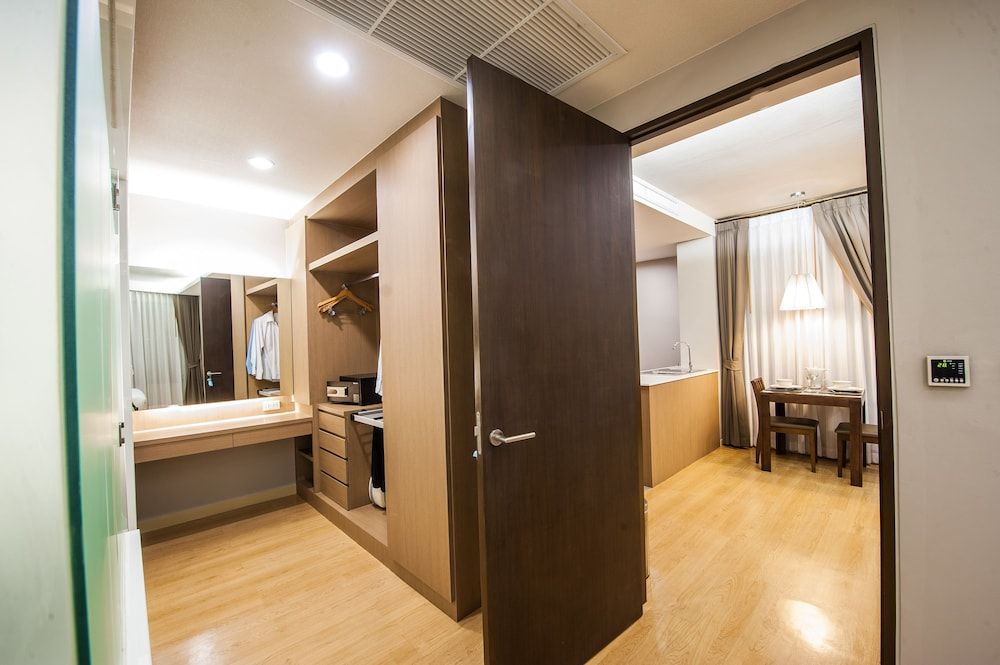 Burgundy Residence One Bedroom Suite 8