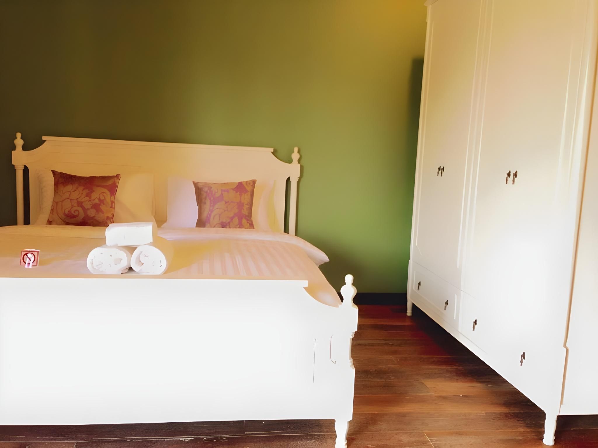 Deluxe with Bathtub