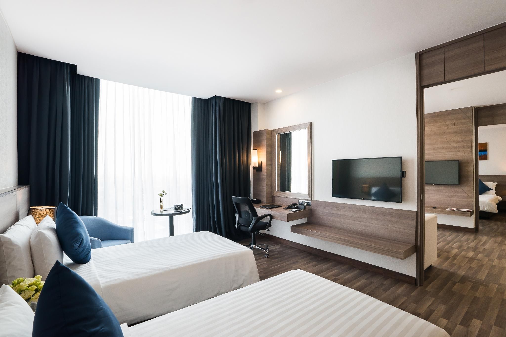 Suite - 1 Double 1 Single, Nonsmoking, Two Bedrooms, City View