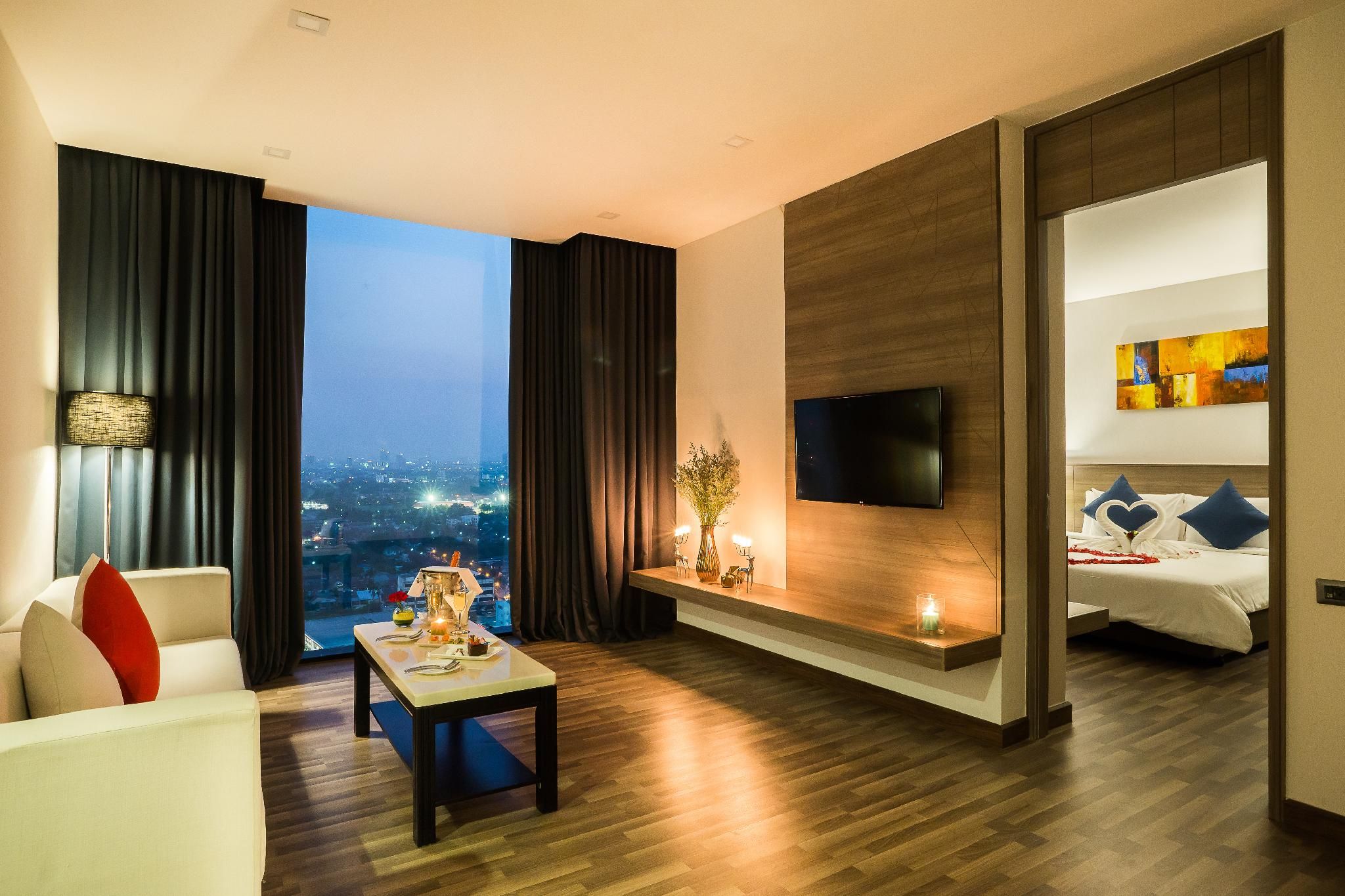 Suite - 1 Double 1 Single, Nonsmoking, Two Bedrooms, City View