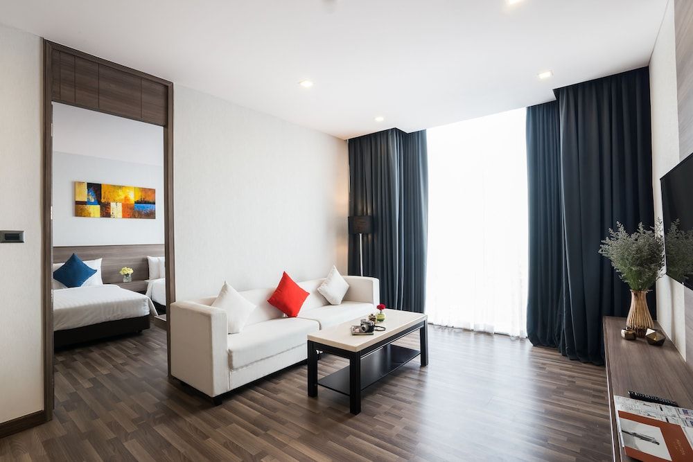Suite, 1 King Bed, Non Smoking, City View
