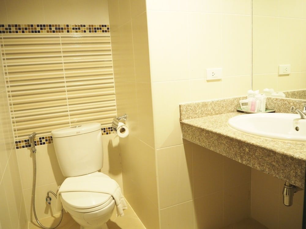 Suksomboon Hotel Deluxe Room 7