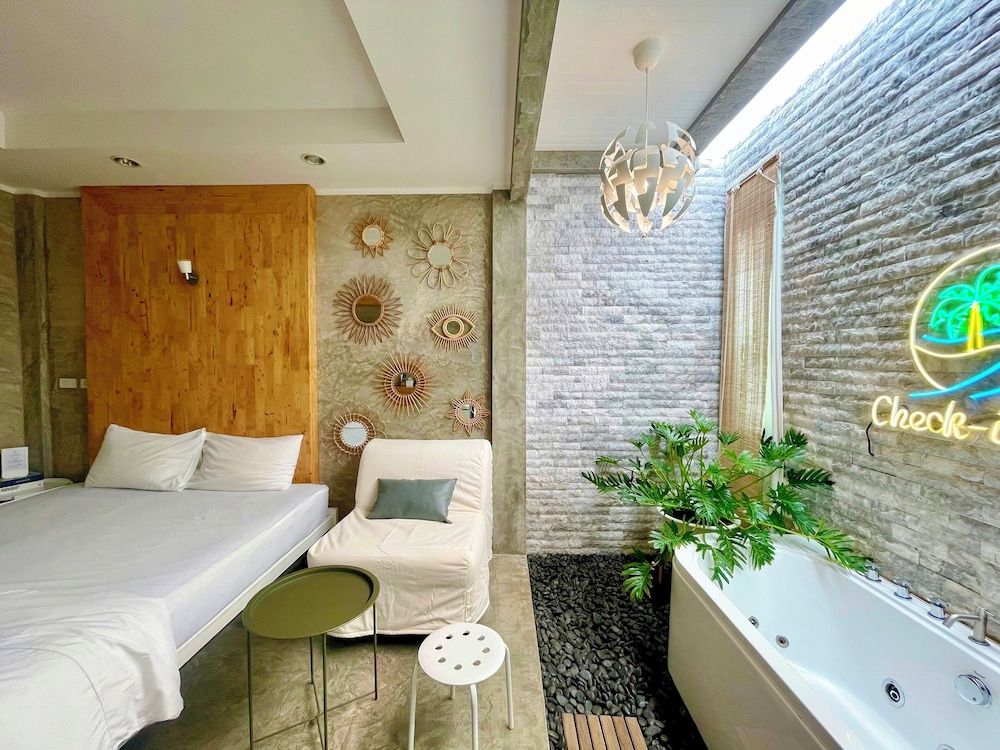 Check-in Resort Koh Larn Deluxe Room, 1 King Bed, Non Smoking, Bathtub 65