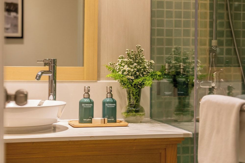 OUTRIGGER Surin Beach Resort Superior Room, 1 King Bed 3