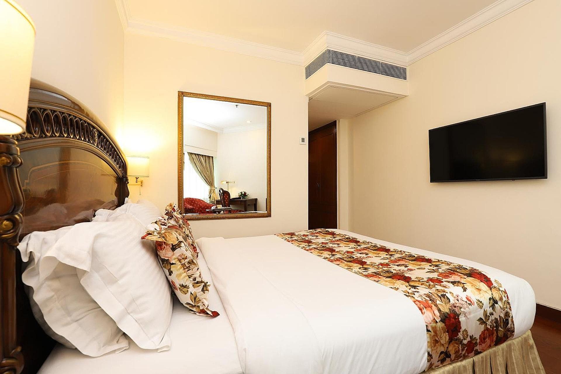 Hotel The Royal Plaza Standard King Room 8