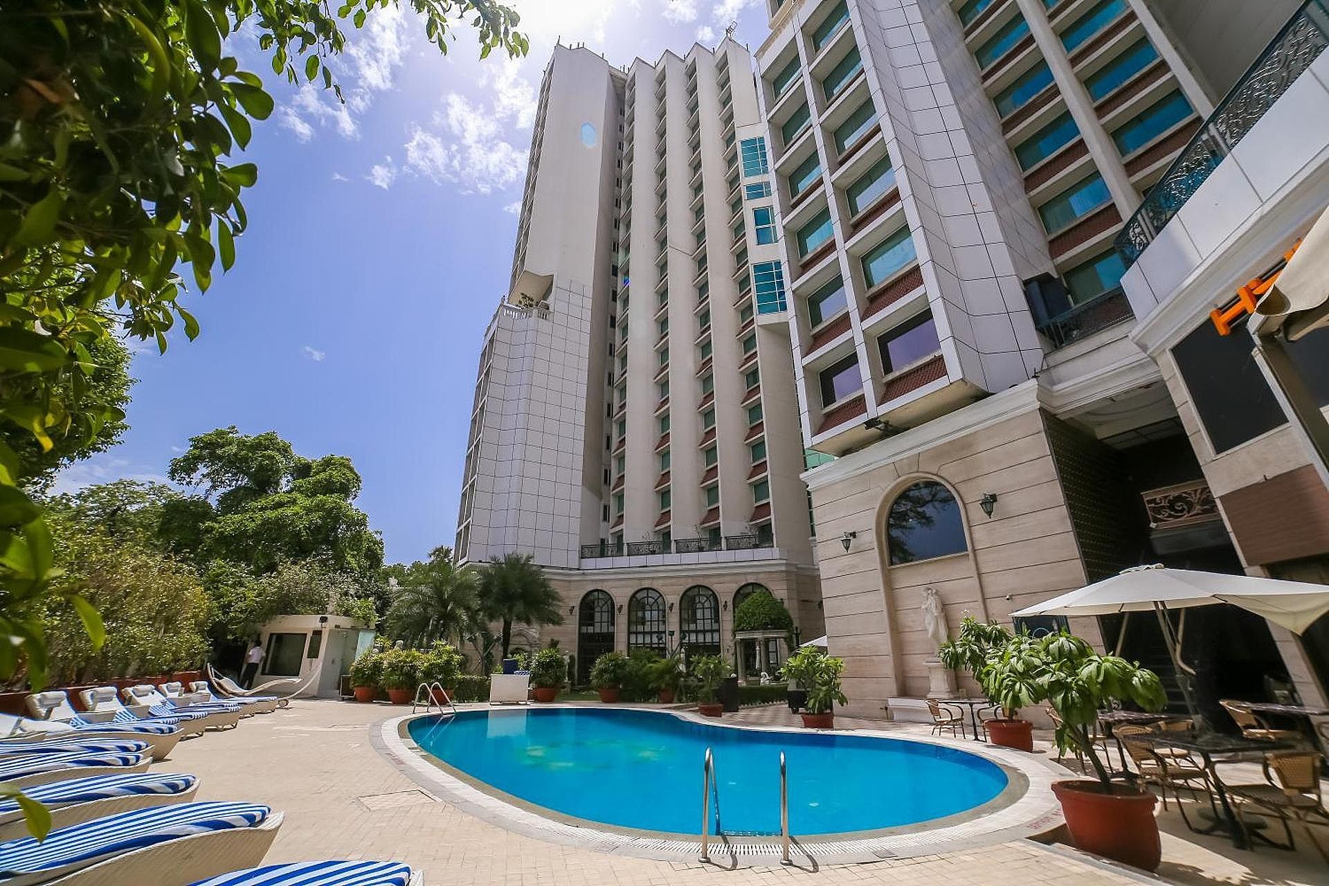 undefined Hotel The Royal Plaza 8