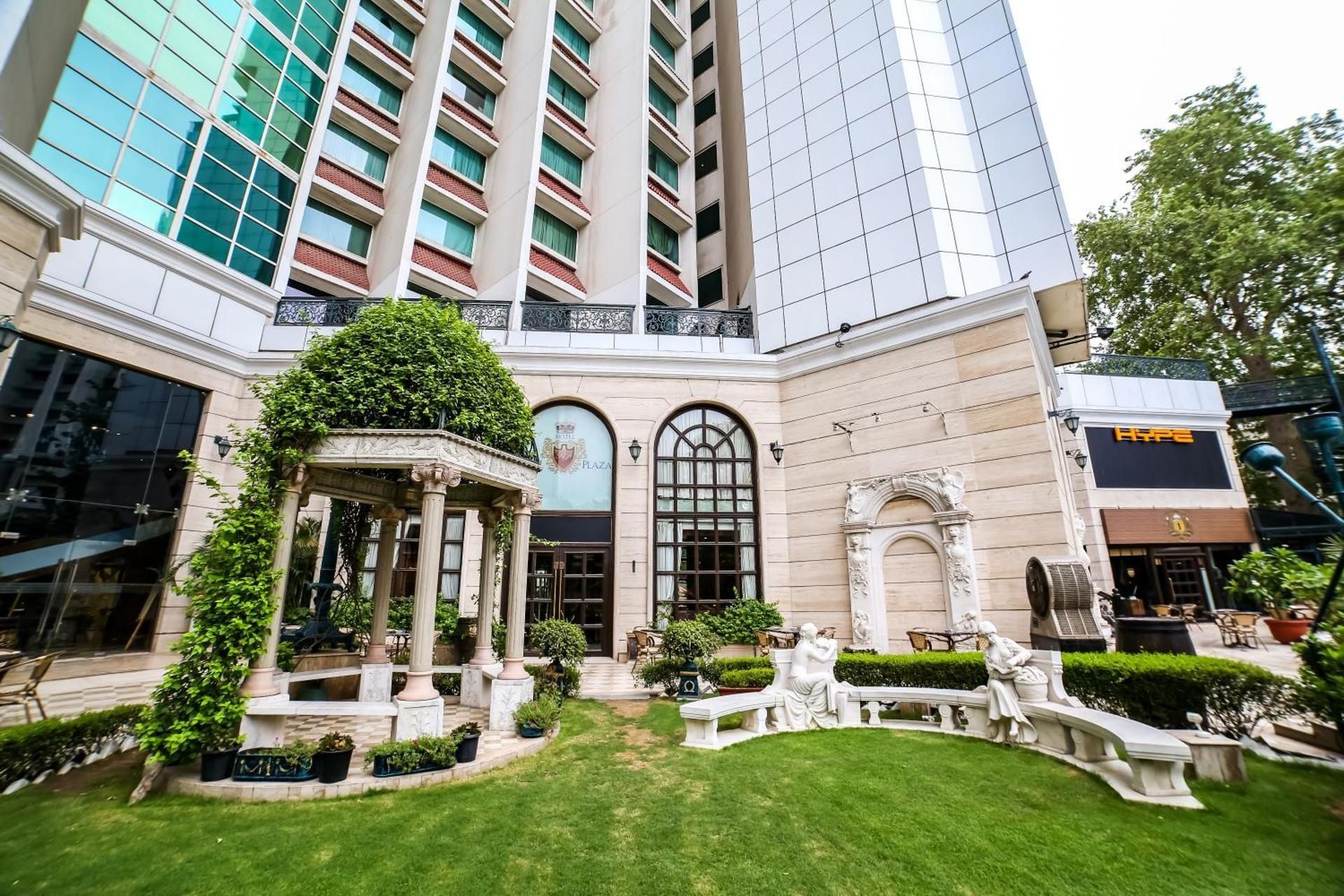 undefined Hotel The Royal Plaza 9