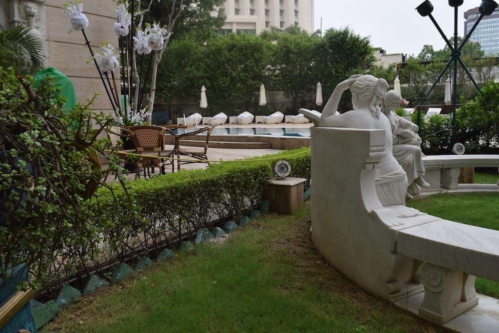undefined Hotel The Royal Plaza 10
