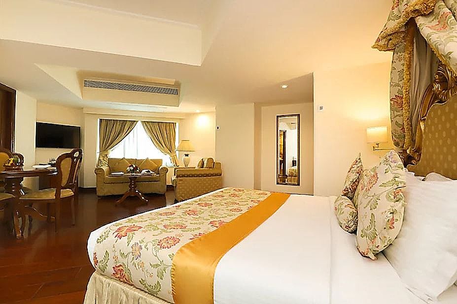 Royal Junior Room