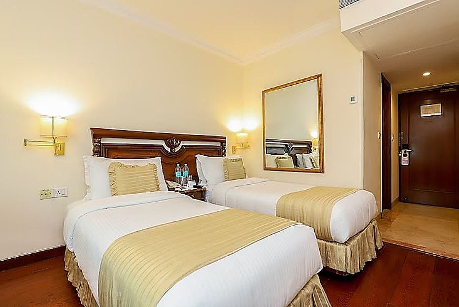 Hotel The Royal Plaza Standard Twin Room 2