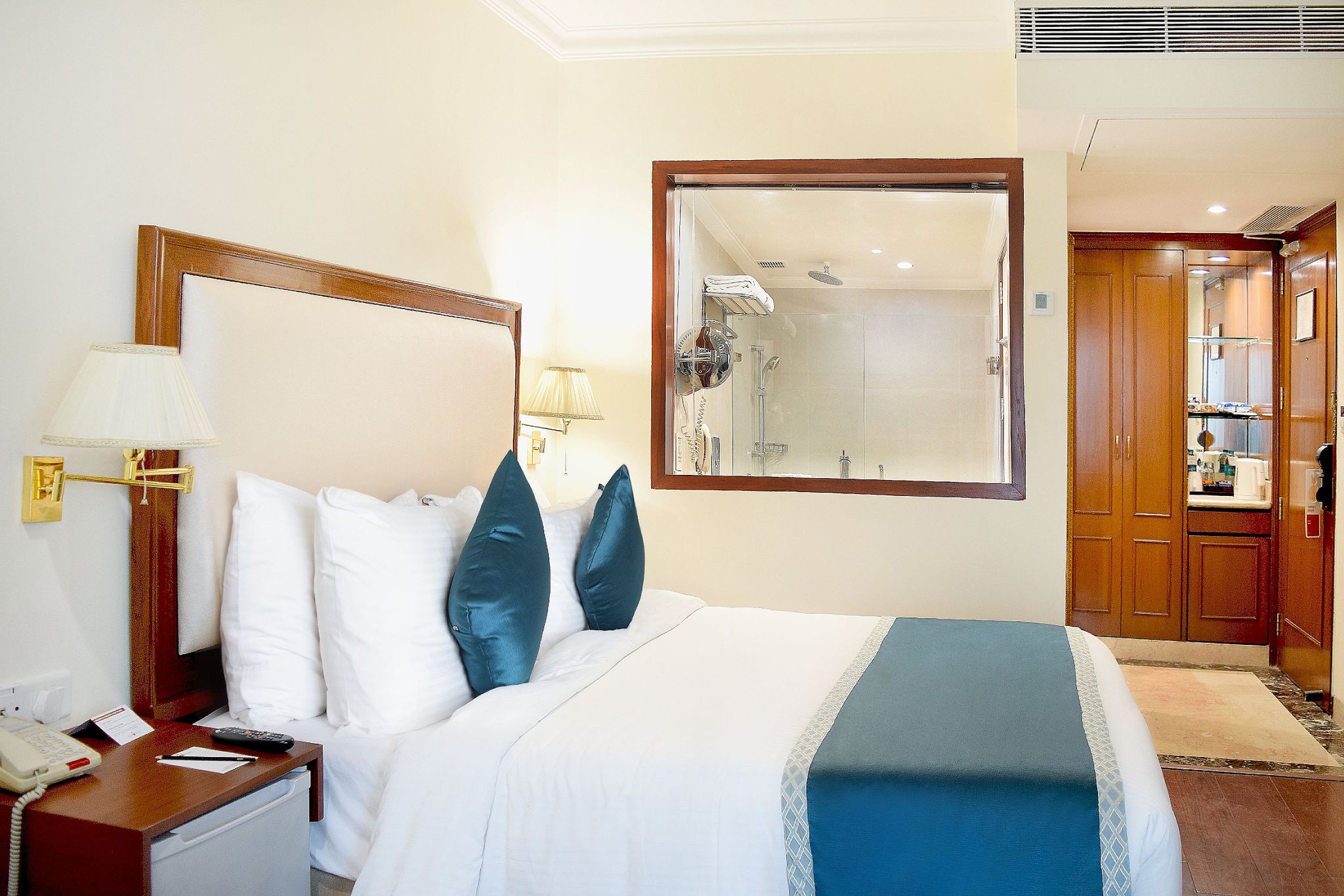 Hotel The Royal Plaza Standard King Room 3