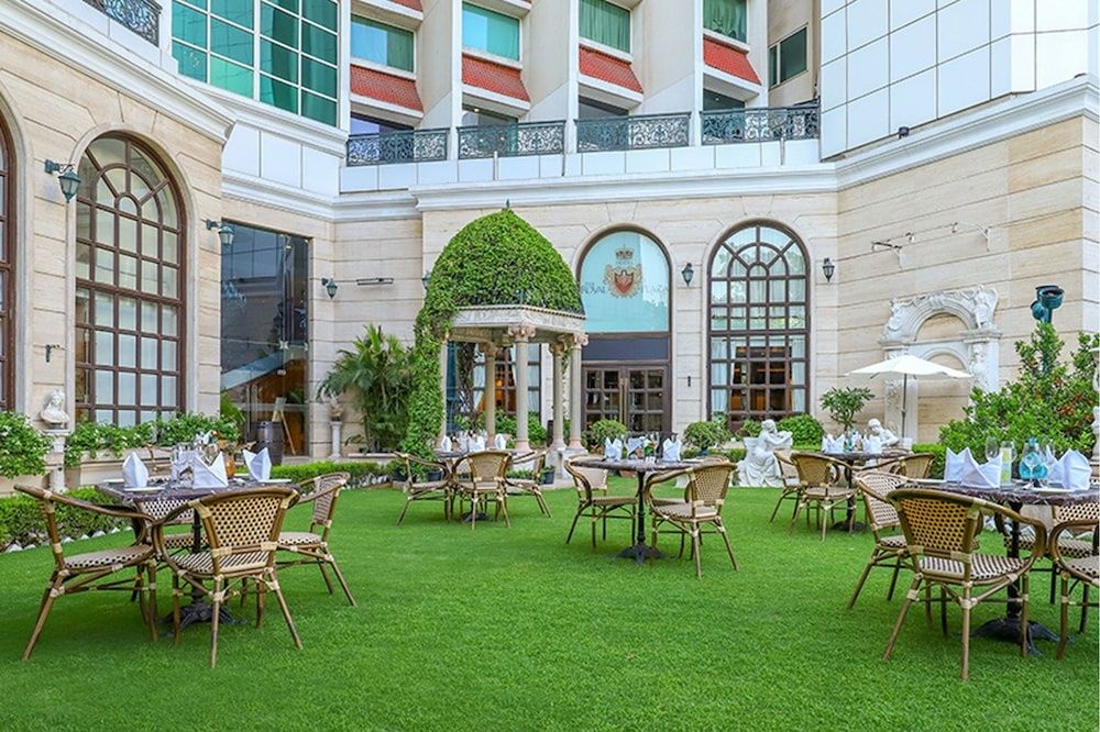 undefined Hotel The Royal Plaza 4