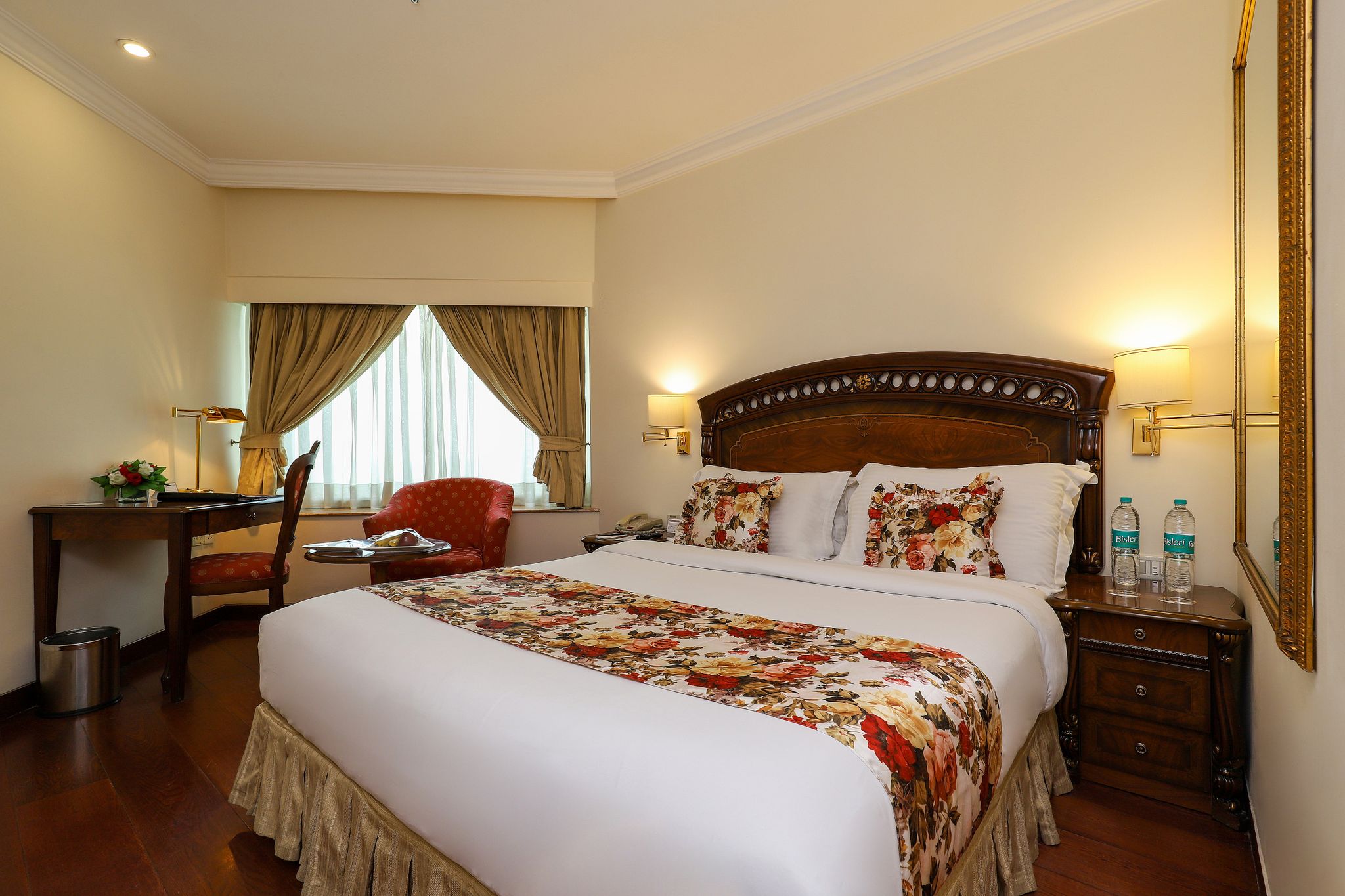 Hotel The Royal Plaza Standard King Room 7