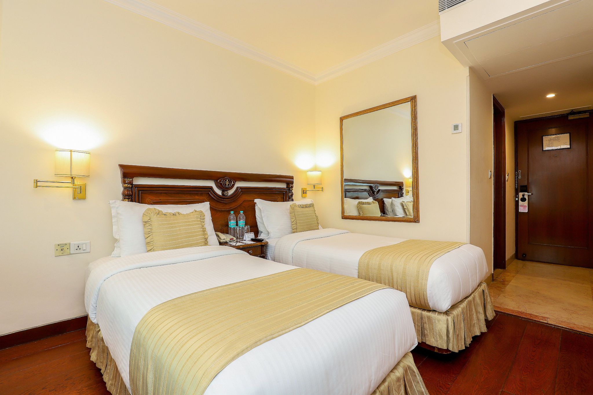 Hotel The Royal Plaza Standard Twin Room 8
