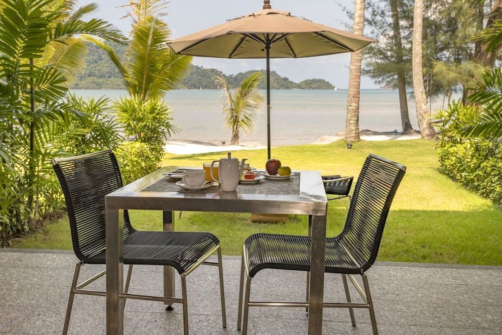 Peninsula Beach Resort Junior Suite, 1 King Bed 4