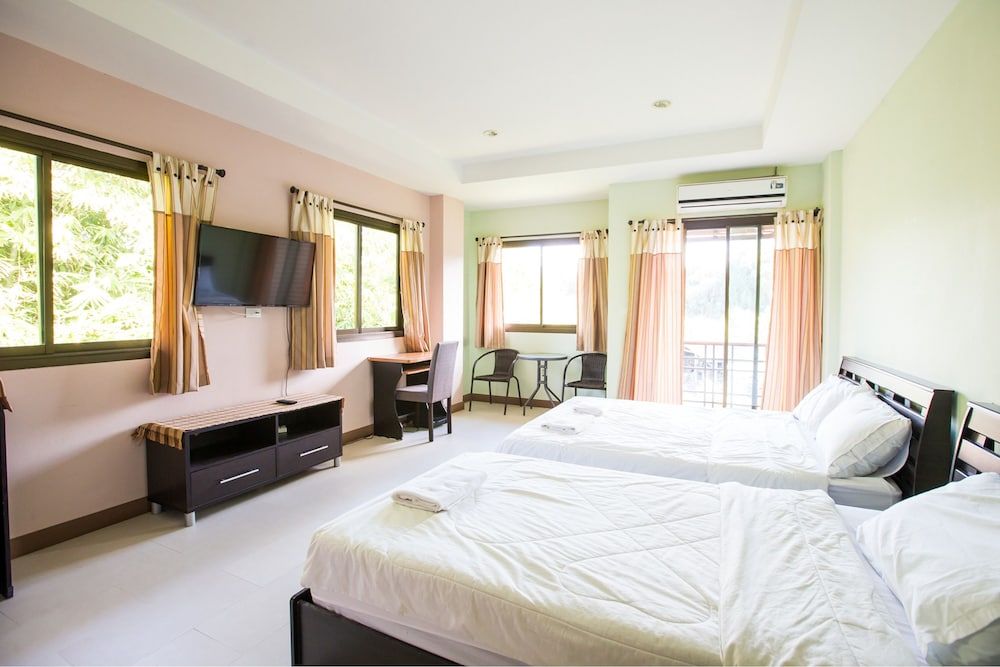 Banlanna Hotel Lampang Standard Tripple Bed 2